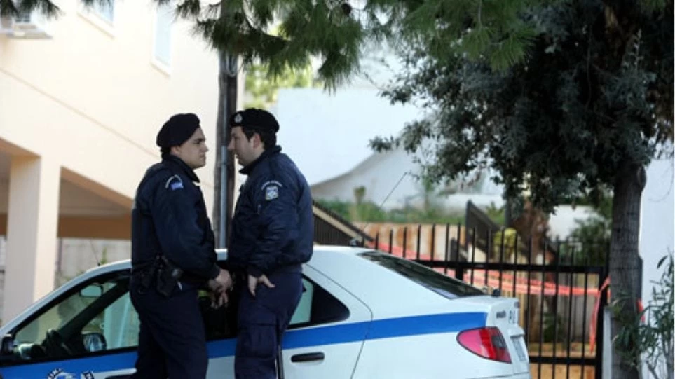 Λάρισα: Ψύχραιμη ηλικιωμένη ξεγέλασε απατεώνες -Τους έριξε στην «αγκαλιά» της αστυνομίας
